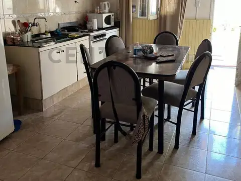 Casa 6 ambientes con 2 baños