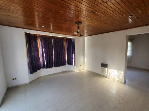 Casa 6 ambientes con 2 baños