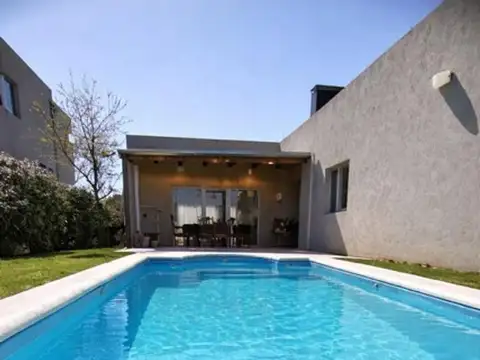 Casa con pileta San Alfonso Pilar del Este V.