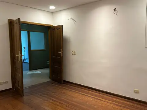 Oficina 5 ambientes con 1 baño