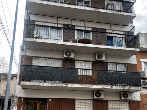 3 ambientes al frente 2°piso por escalera con balcon corrido hiper luminoso!!!