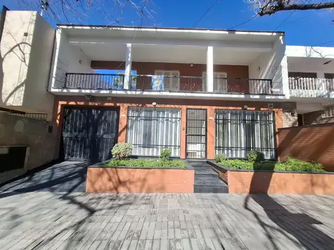 Venta casa familiar con pileta y quincho 6°seccion