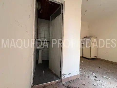 CASA C/ LOCAL, QUINCHO Y ENTRADA PARA VARIOS AUTOS S/ TERRENO 8,66 X 24 MTS