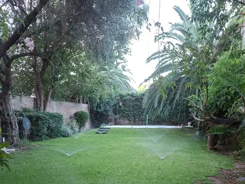 Casa en Venta con 3 cocheras
