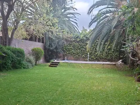 VENTA CASA CON AMPLIO PARQUE Y PISCINA - GODOY CRUZ