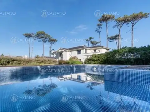Venta casa 8 dormitorios primera línea playa mansa Punta del Este