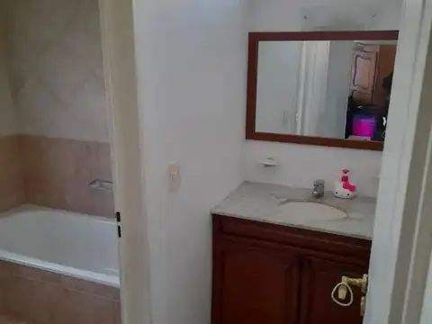 Casa en Alquiler con 2 cocheras