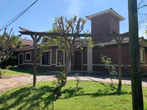 Venta - Casa con jardín y Pileta - Venado  II