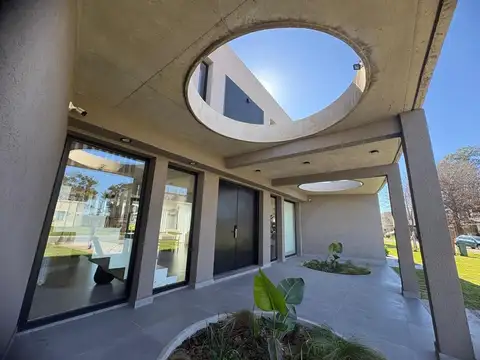 Casa 5 ambientes con 4 baños