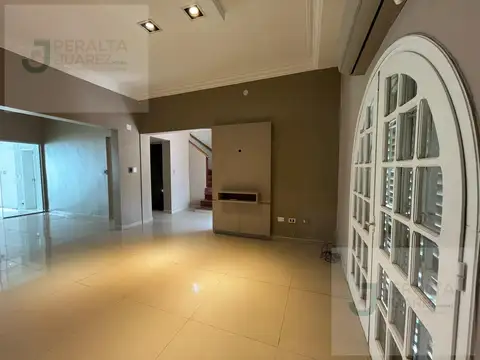 Casa en Alquiler con 1 cochera