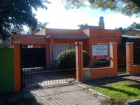Muy cómoda casa con amplio terreno libre