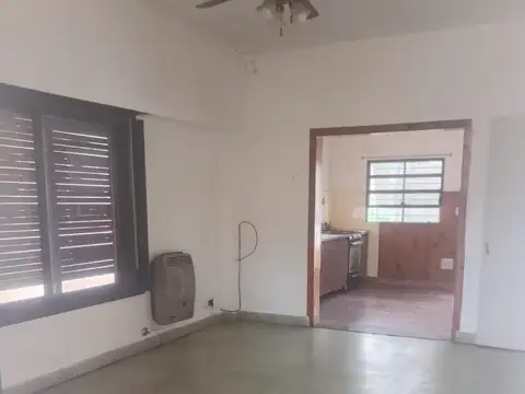 Muy cómoda casa con amplio terreno libre