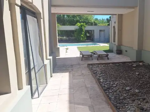Casa en Venta con 2 cocheras