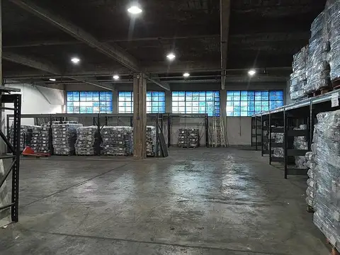 Depósito 2.250 m² Esquina Dos accesos para camiones 3 plantas x 750 m2 Montacargas Textil