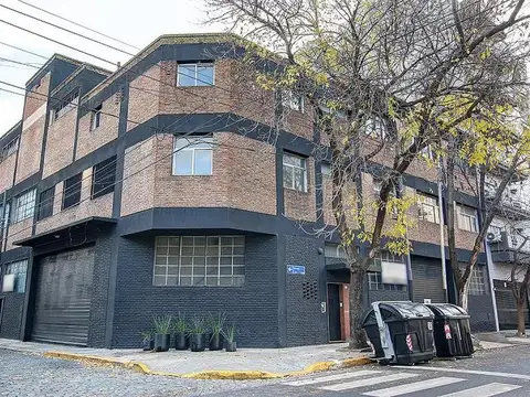 Depósito 2.250 m² Esquina Dos accesos para camiones 3 plantas x 750 m2 Montacargas Textil
