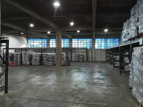 Depósito 2.250 m² Esquina Dos accesos para camiones 3 plantas x 750 m2 Montacargas Textil