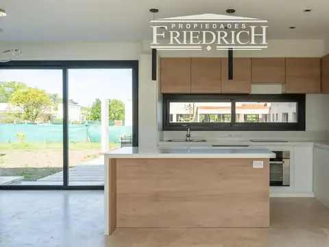 Casa 4 ambientes con 4 baños