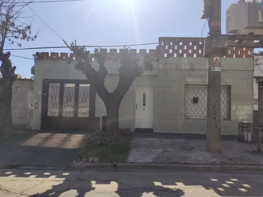 Azara entre Alem y Aristóbulo del Valle