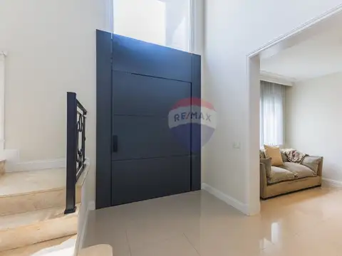 Casa en Venta con 3 cocheras