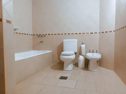 CASA EN VENTA 4 DORMITORIOS EN CITY BELL+ PILETA