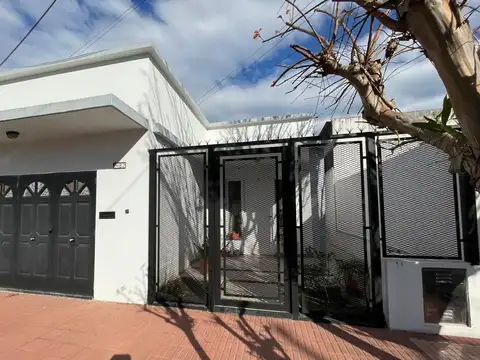 CASA EN VENTA CON COCHERA Y FONDO LIBRE-QUILMES