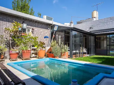 Venta de Casa de 5 ambientes con garaje, galería y piscina en Haedo Sur.