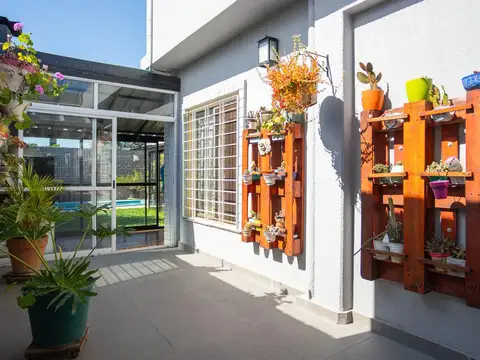 Casa en Venta con 2 cocheras