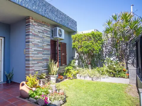 Venta de Casa de 5 ambientes con garaje, galería y piscina en Haedo Sur.