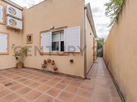 PH reciclado a la venta en Tolosa dos habitaciones parque y pileta, centro de manzana.