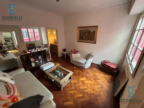 Excelente 3 Amb con Balcón frente/ Patio, 2do piso x escalera/ MUY LUMINOSO!!!