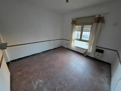 Casa 8 ambientes con 1 baño