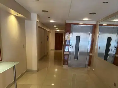 SEMIPISO DE 4 AMBIENTES AL FRENTE- PALIER PRIVADO  2 BAÑOS- DOBLE CIRCULACION- CON COCHERA FIJA- EDIFICIO CATEGORIA