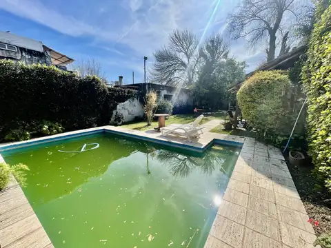 Casa con patio, quincho y pileta