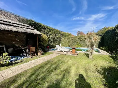 Casa con patio, quincho y pileta