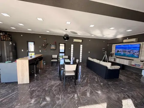 Casa 5 ambientes con 2 baños