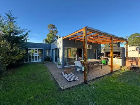 MODERNA CASA EN VENTA - ACANTILADOS