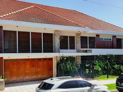 Venta casa Barrio Parque Bernal sobre dos lotes