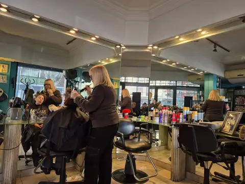 Venta local, alto flujo actualmente peluqueria