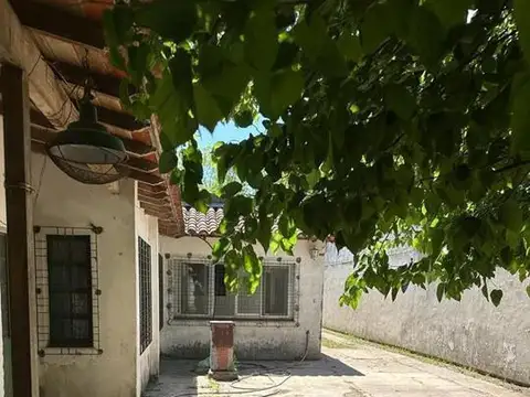 Casa 7 ambientes con 2 baños