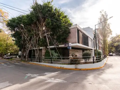 EXCELENTE PH EN ACASSUSO CON GRAN TERRAZA Y COCHERA CUBIERTA.
