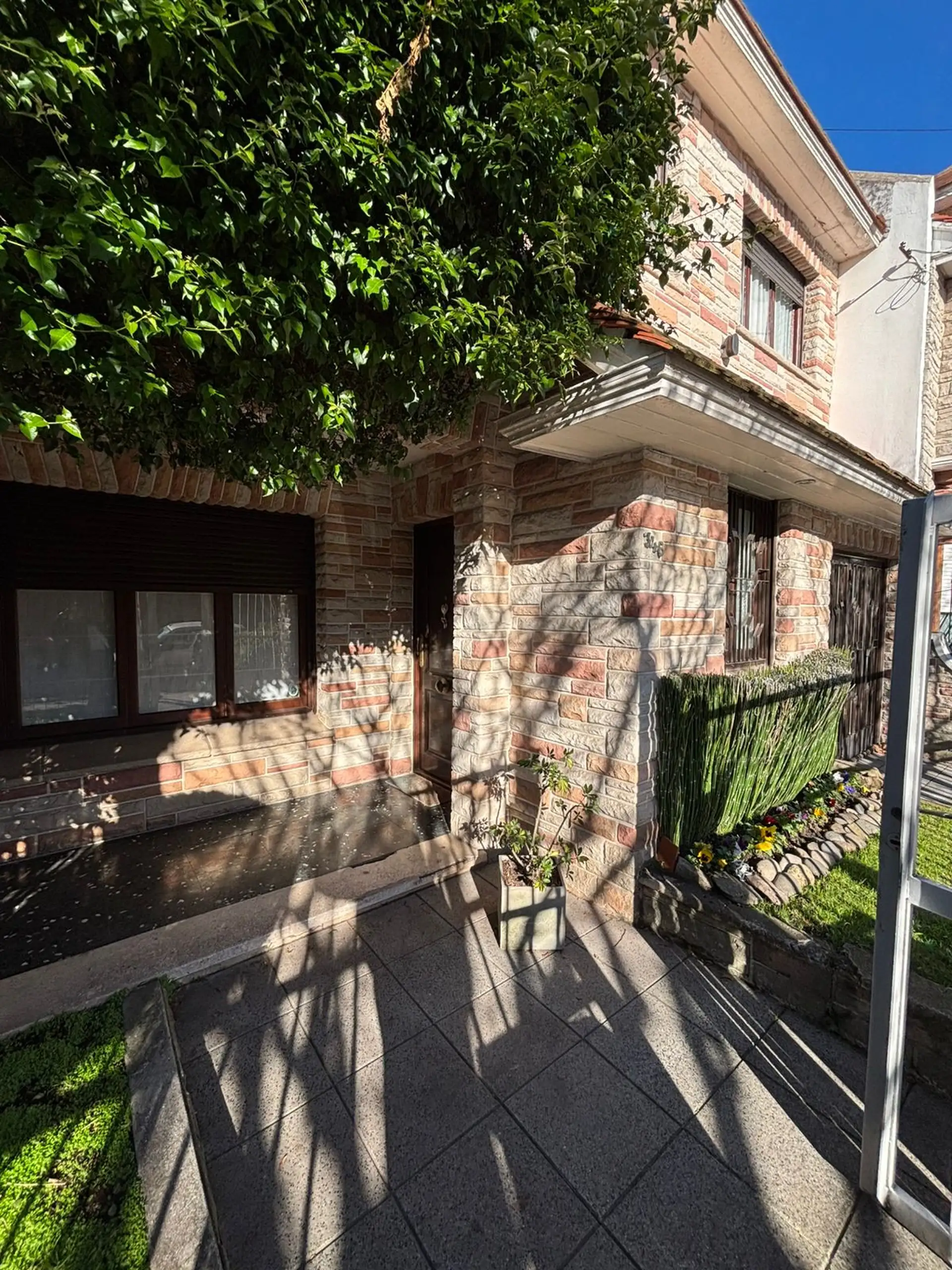 PH 5 AMBIENTES CON PATIO, QUINCHO Y GARAGE – LA PERLA