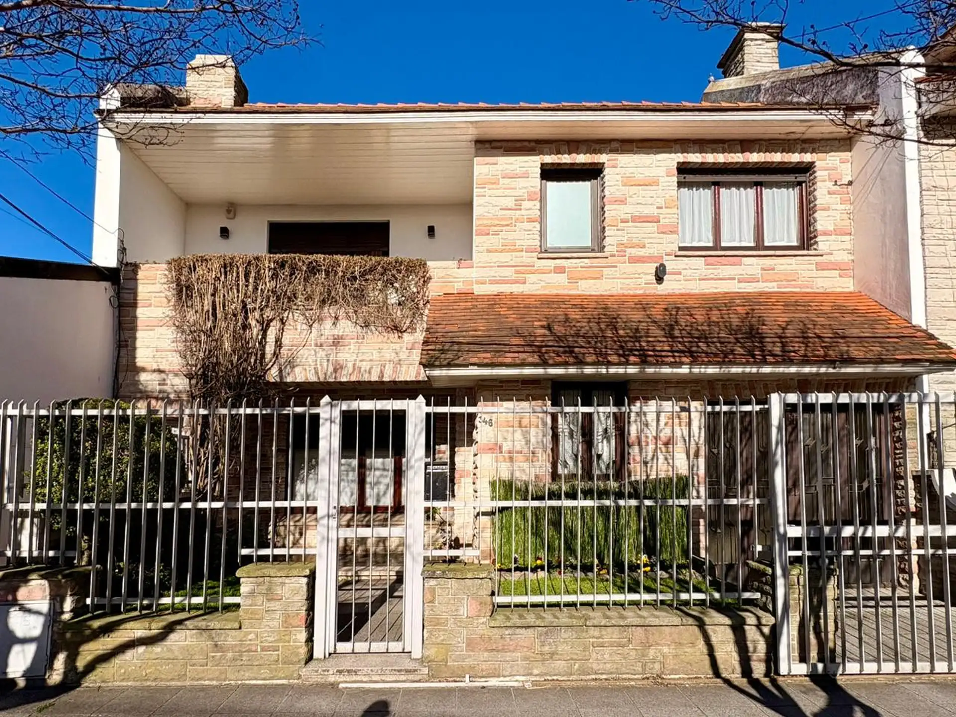 PH 5 AMBIENTES CON PATIO, QUINCHO Y GARAGE – LA PERLA