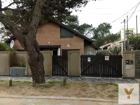 Casa venta 4 dormitorios 2 baños 1 cochera 1 patio 230 mts2 totales - Santa Teresita