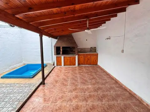 Casa 4 ambientes con 2 baños