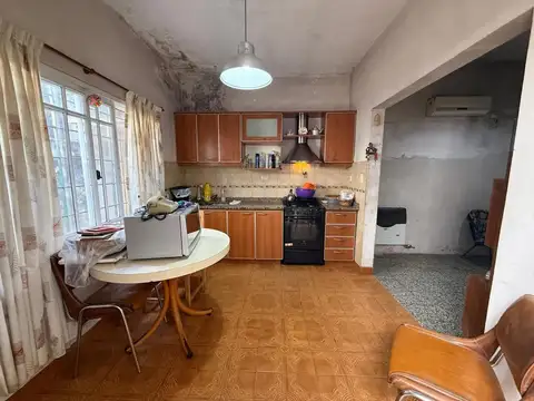 Casa con 2 viviendas y gran fondo en Villa Adelina