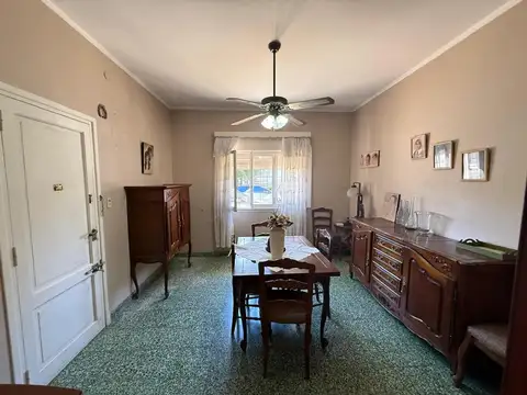 Casa con 2 viviendas y gran fondo en Villa Adelina