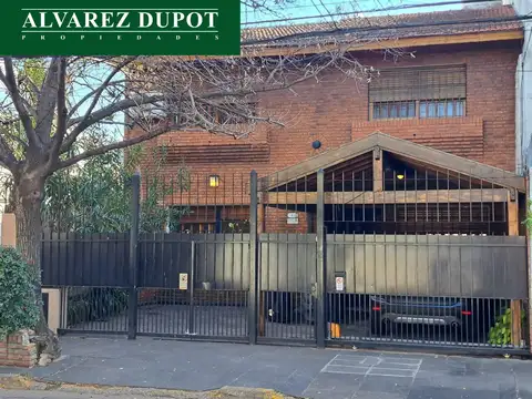 Casa de dos plantas con jardin en Martinez