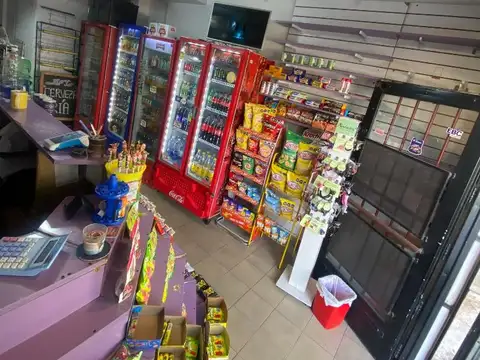 LOCAL CON RENTA KIOSCO + COMIDAS AL PASO 