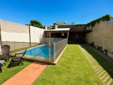Casa 9 ambientes con 2 baños