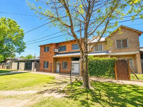 Venta casa 3 dormitorios 2 baños cochera pasante pileta quincho y parrilla